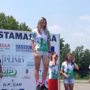 Marta Zanga sul podio con la maglia di Neo Campionessa Regionale